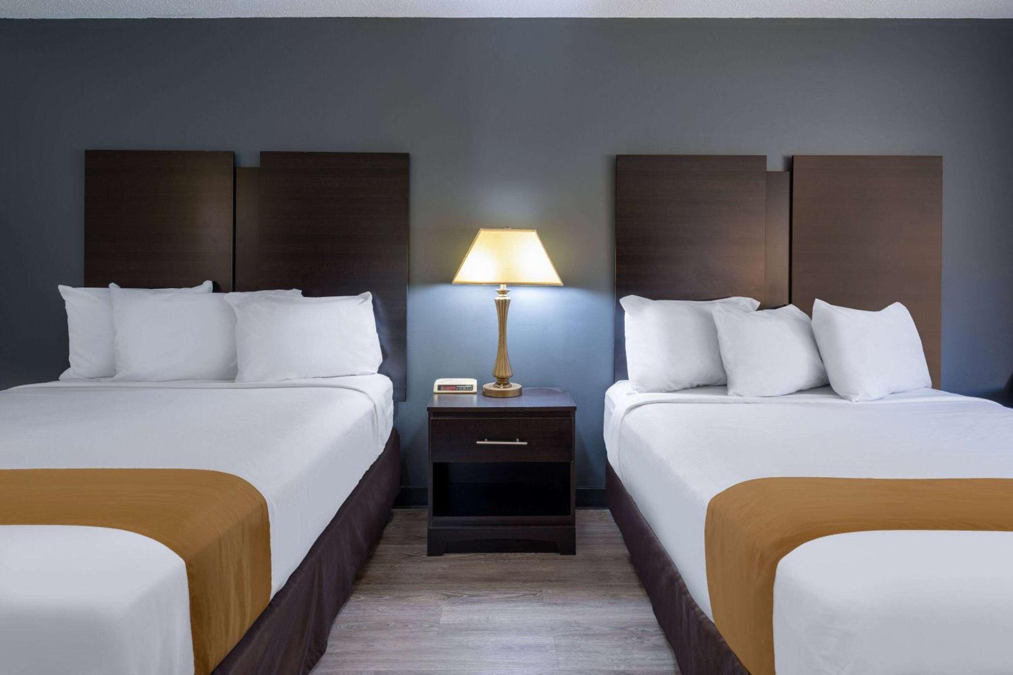 Travelodge By Wyndham Merrill Ngoại thất bức ảnh