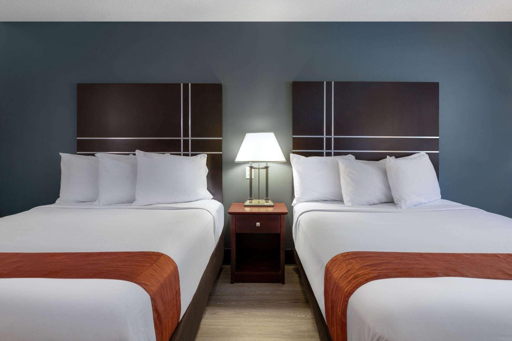 Travelodge By Wyndham Merrill Ngoại thất bức ảnh
