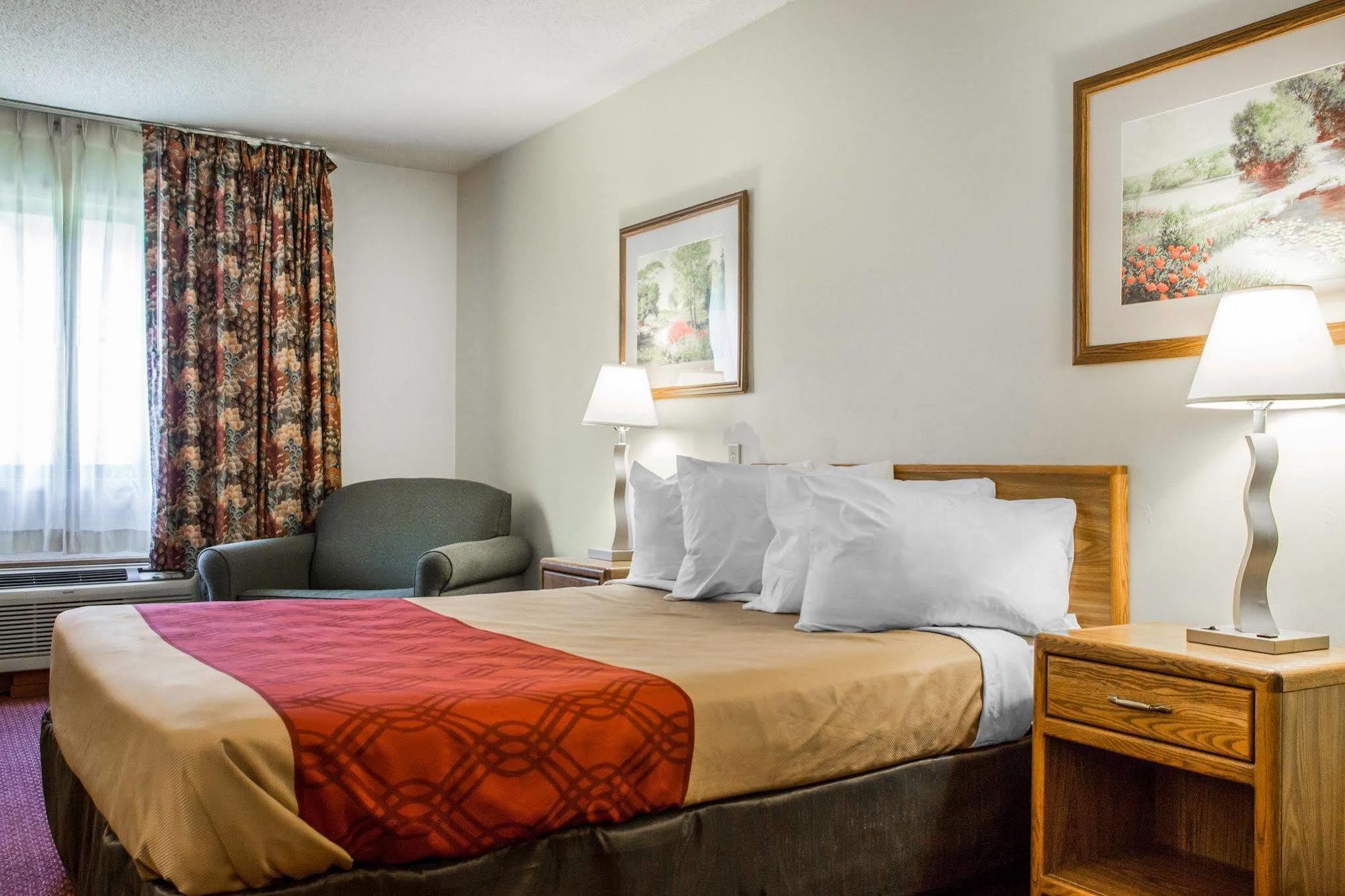 Travelodge By Wyndham Merrill Ngoại thất bức ảnh